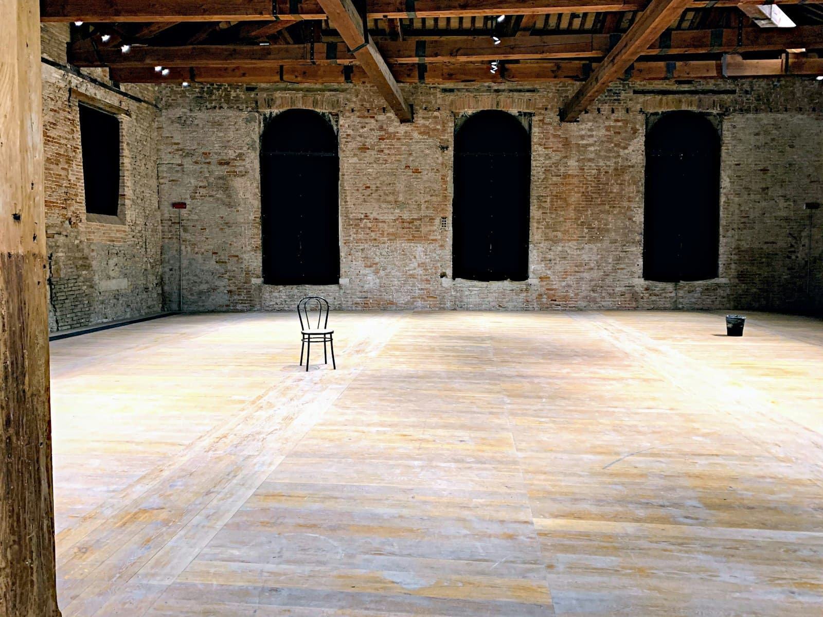 Sala diáfana de techo alto y paredes duras preparada para un evento