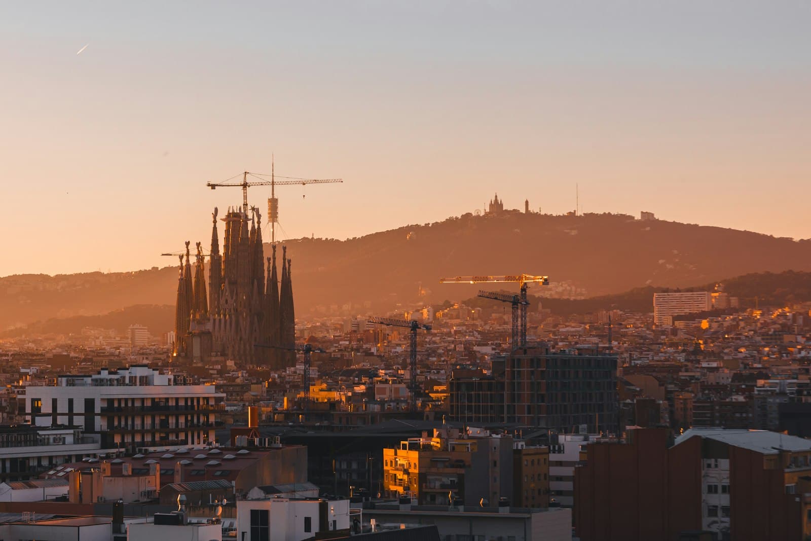 Azotea de Barcelona al atardecer preparada para una fiesta con altavoces de columna apuntando hacia dentro