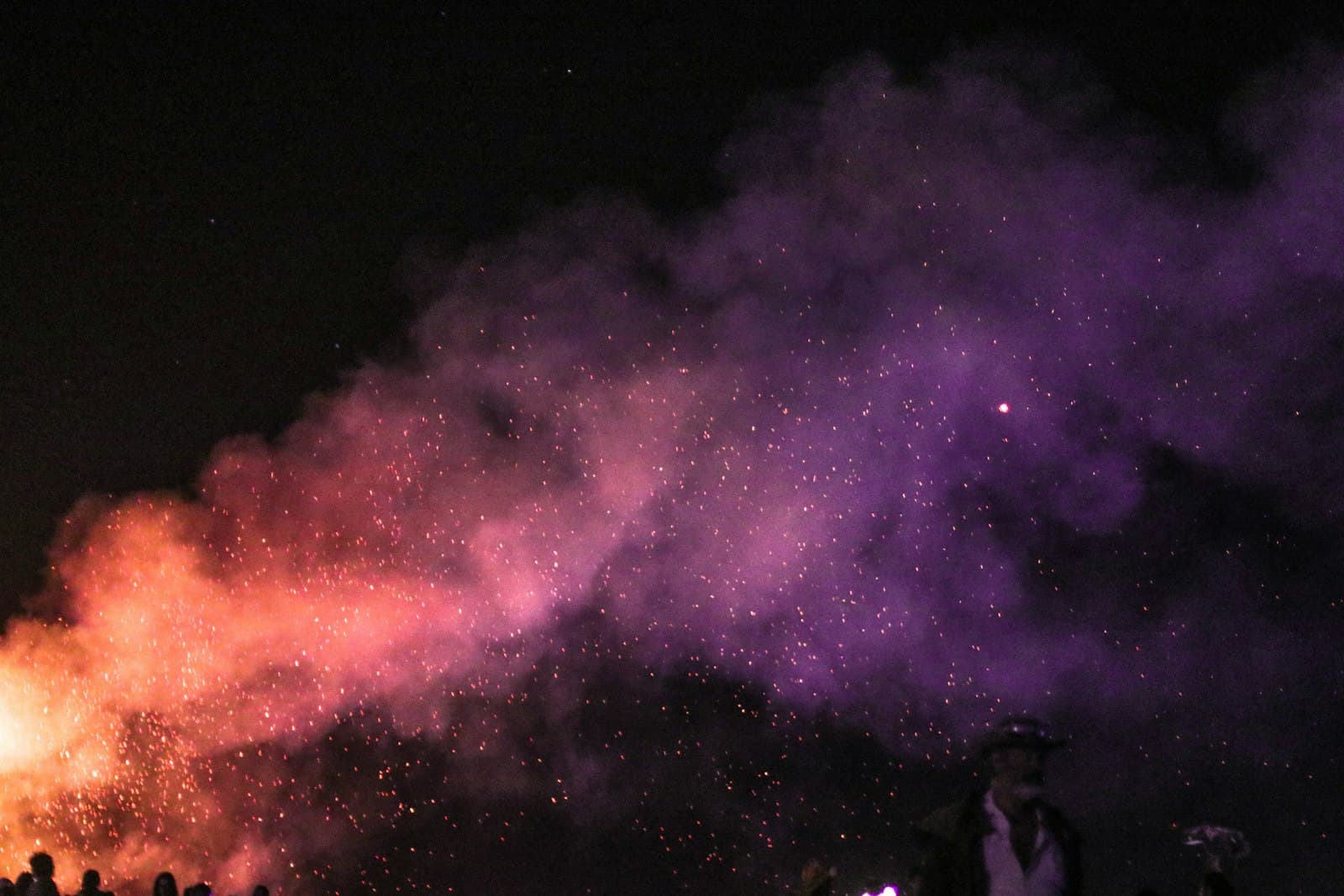 Máquina de humo llenando una pista de baile mientras los haces de luz se hacen visibles