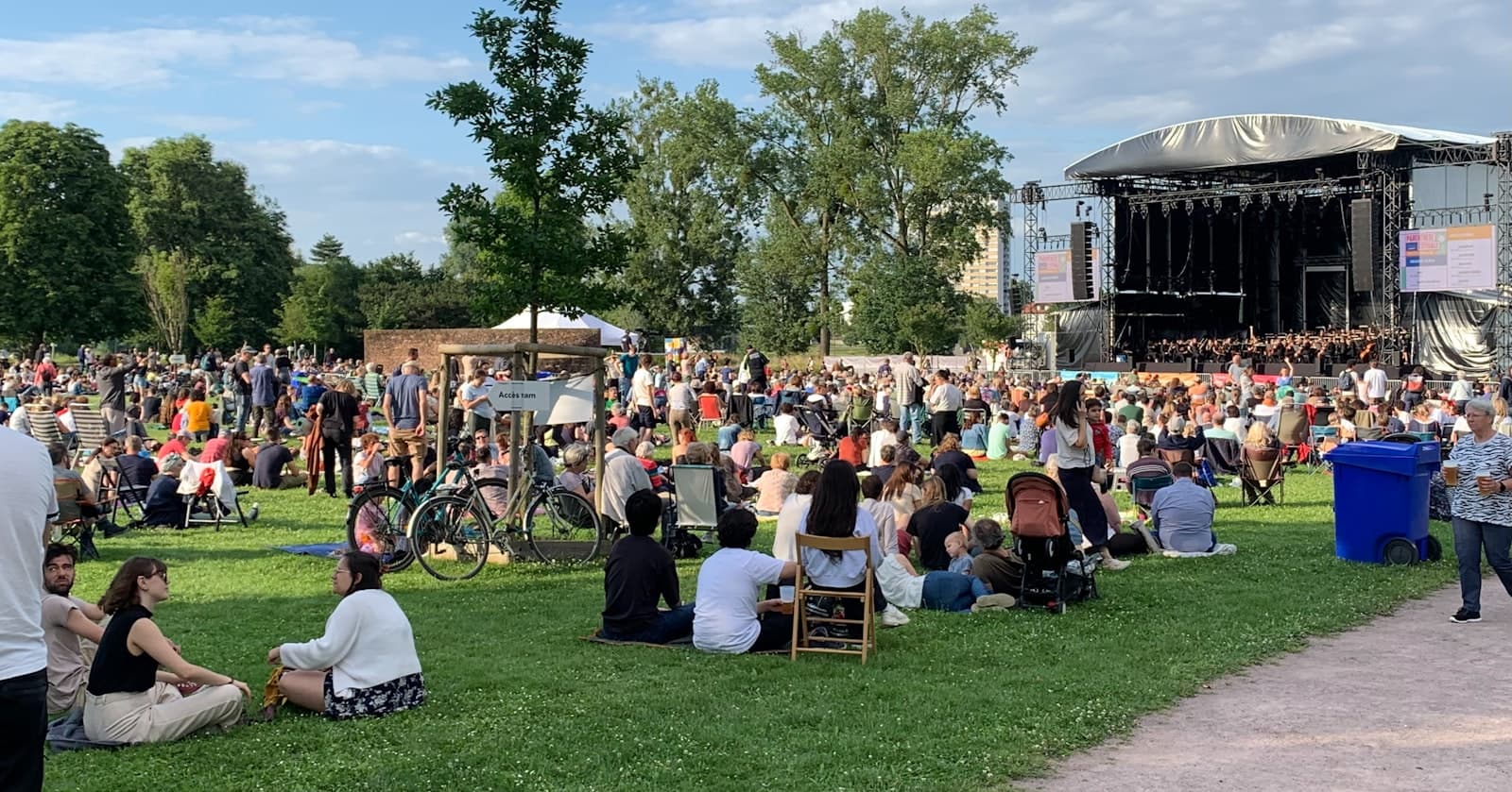 Altavoces montados sobre pies en un evento al aire libre al atardecer