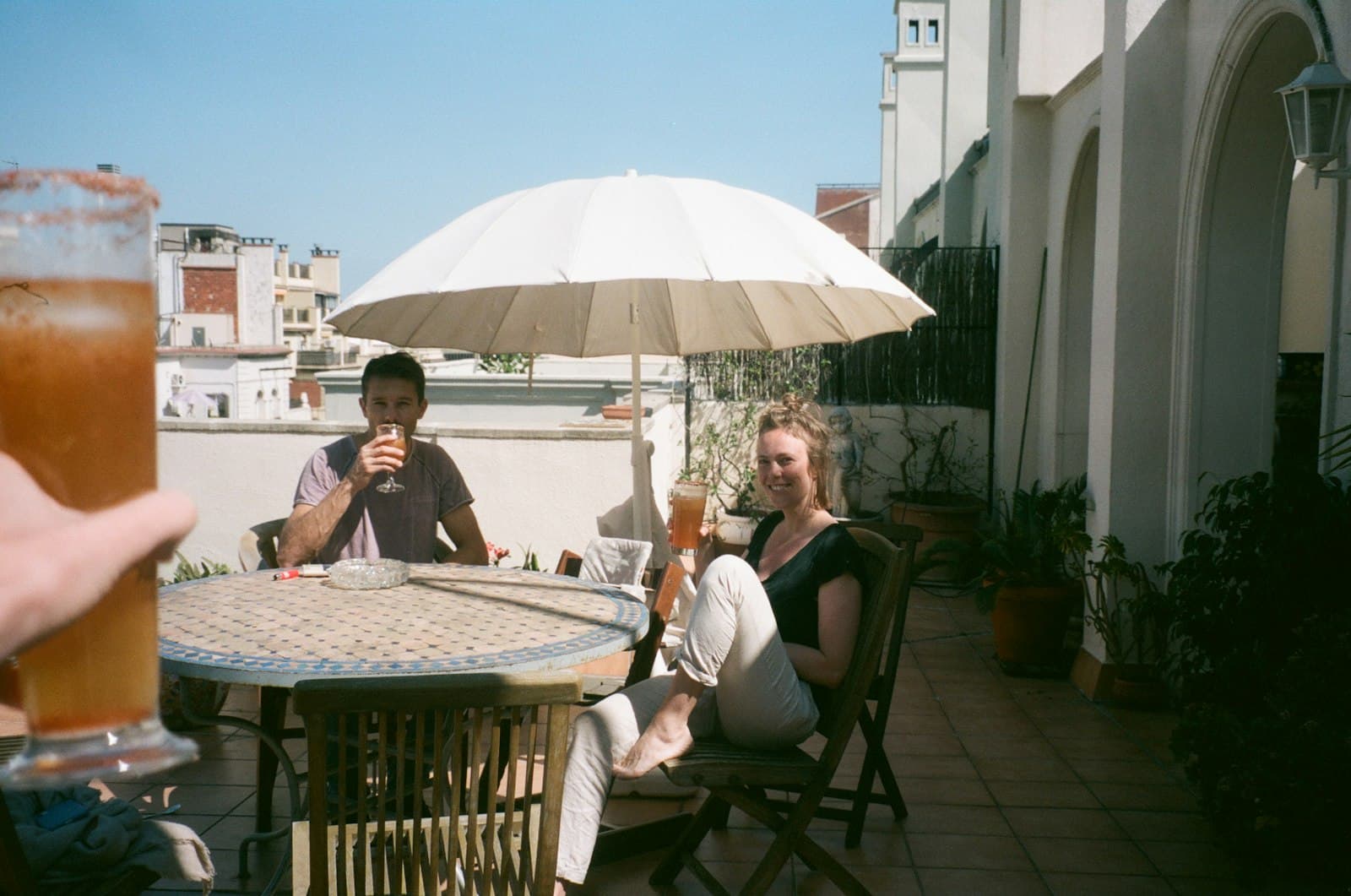 Terraza de domingo con vermut, aceitunas y un altavoz compacto apartado de la mesa