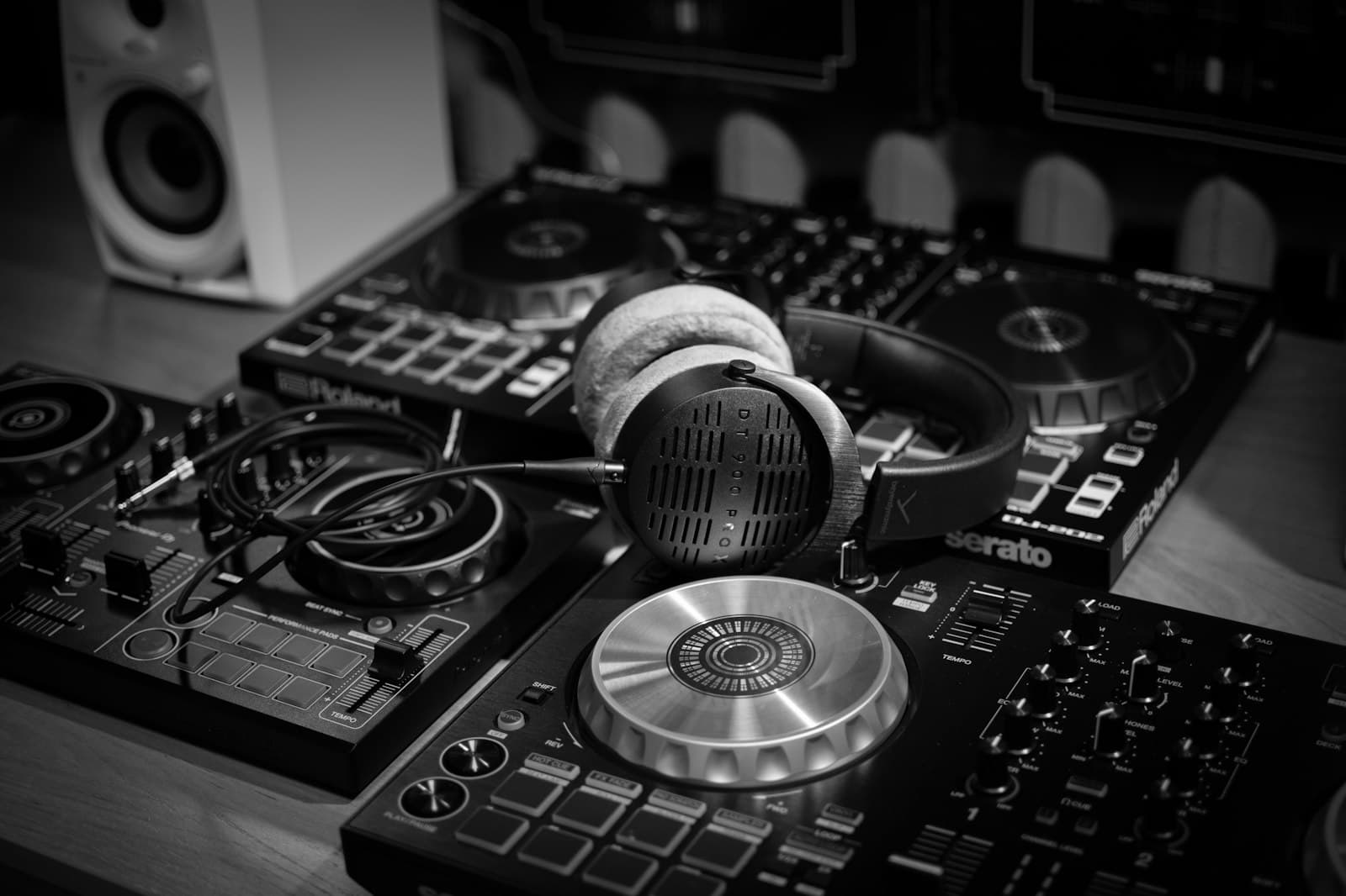 DJ preparando su primera sesión con una controladora Pioneer y auriculares puestos