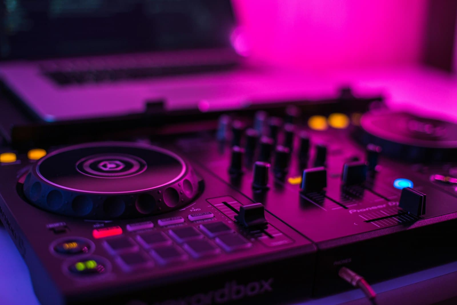 Controladora Pioneer XDJ todo en uno con la pantalla encendida durante una sesión