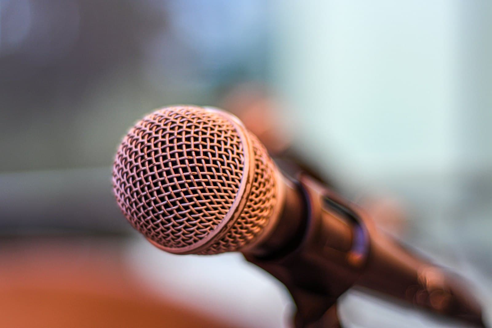 Micrófono de mano sobre un atril antes de los discursos de una boda