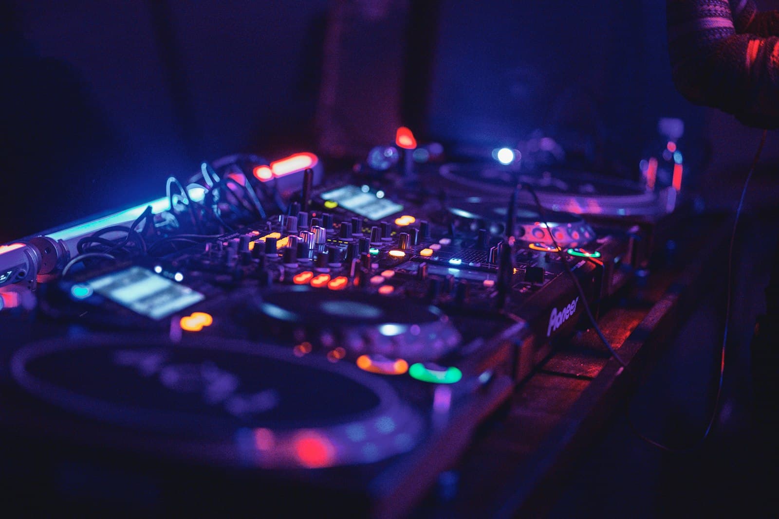 Cabina de DJ montada con altavoz, cables y accesorios alrededor de la controladora