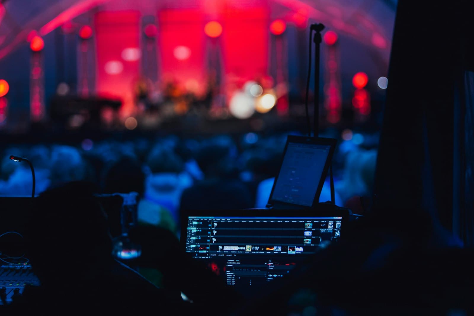 Altavoz de gran formato apuntando a un público durante un concierto