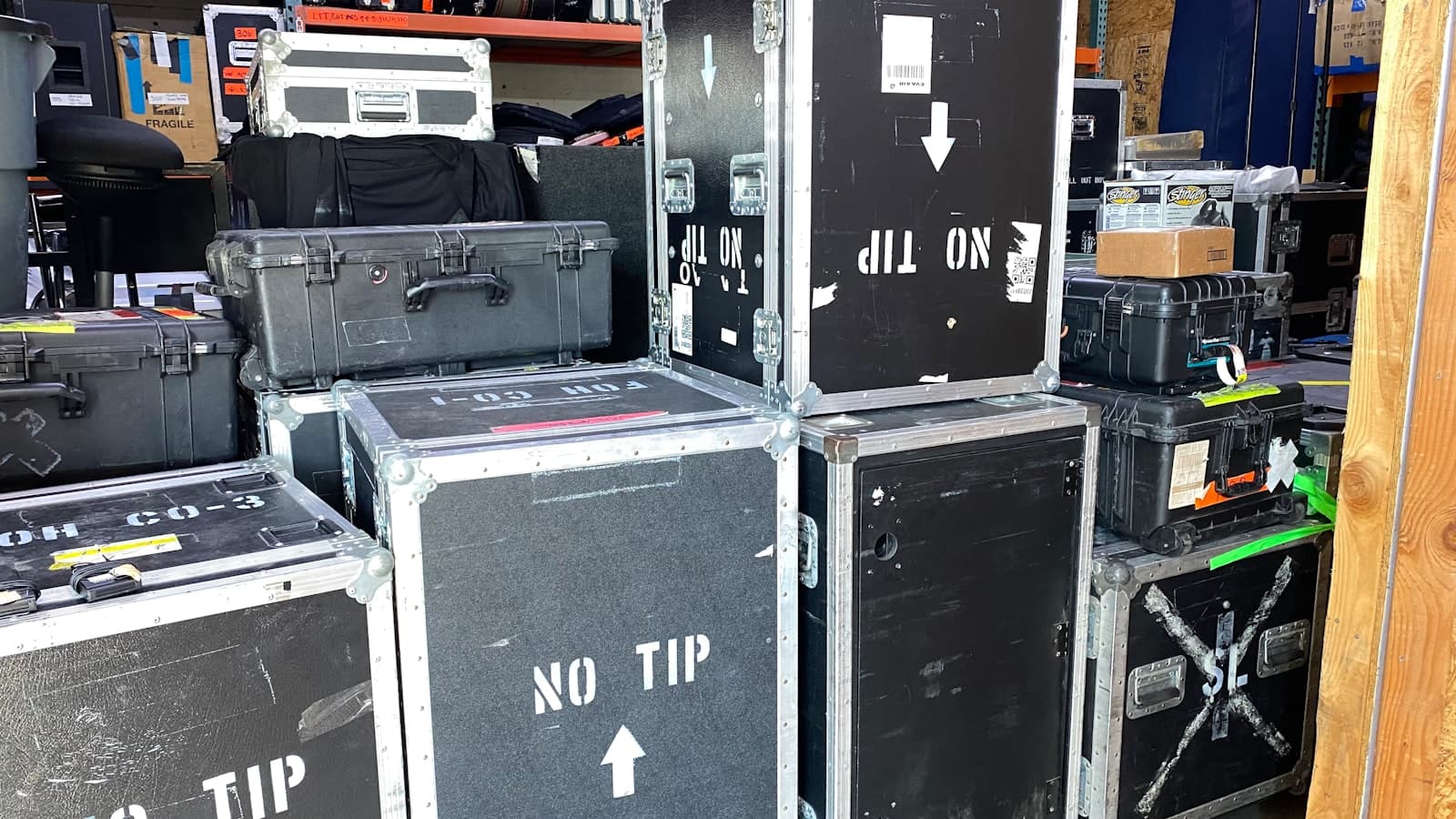 Altavoz de columna y cables preparados en el suelo antes de montar el equipo de sonido