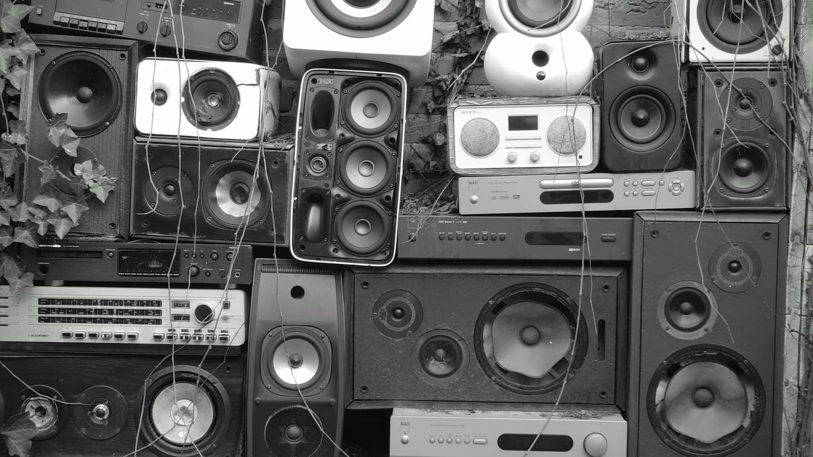 Dos altavoces activos colocados a ambos lados de una zona de baile durante un evento nocturno